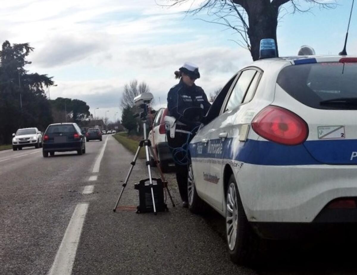 Patenti ritirate e multe da migliaia di euro, a Cisterna nuovi controlli della polizia locale - 