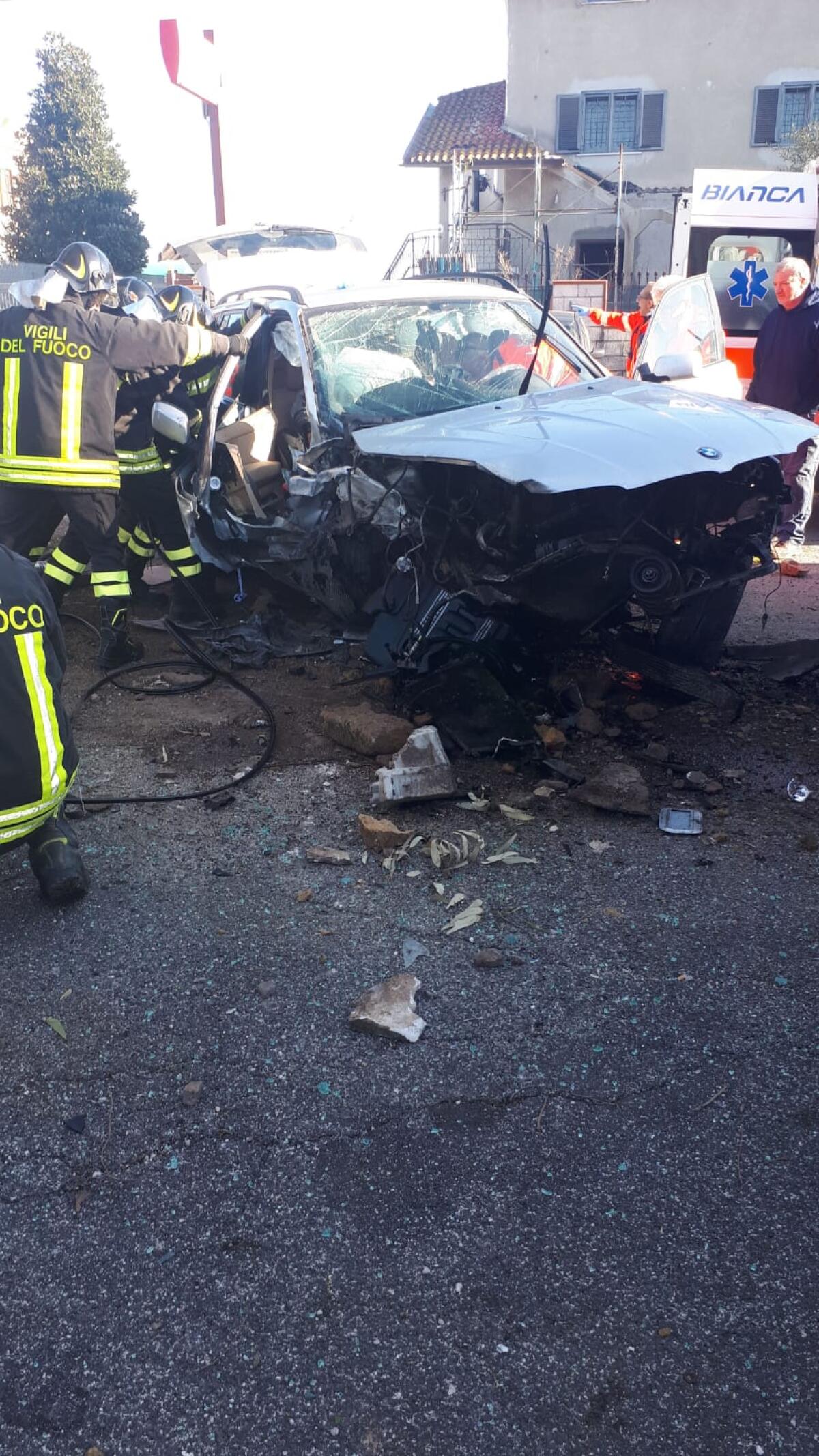 Suv fuori strada a Borgo Montello, a Latina: una donna, in gravi condizioni, condotta in elicottero al Gemelli di Roma. - 