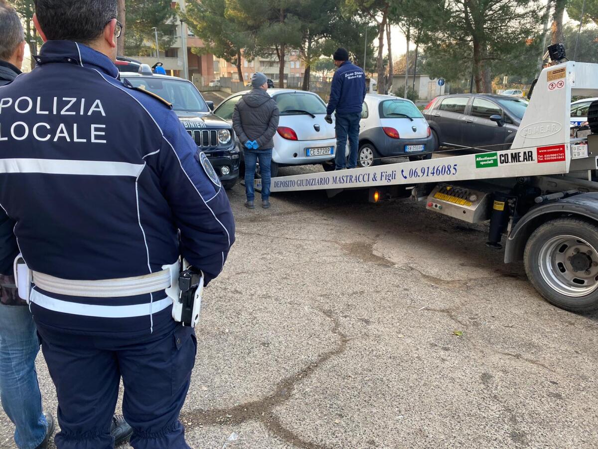 Degrado urbano a Pomezia: nuova operazione delle Forze dell’Ordine in via Fellini: smaltiti circa 30 quintali di rifiuti. - 