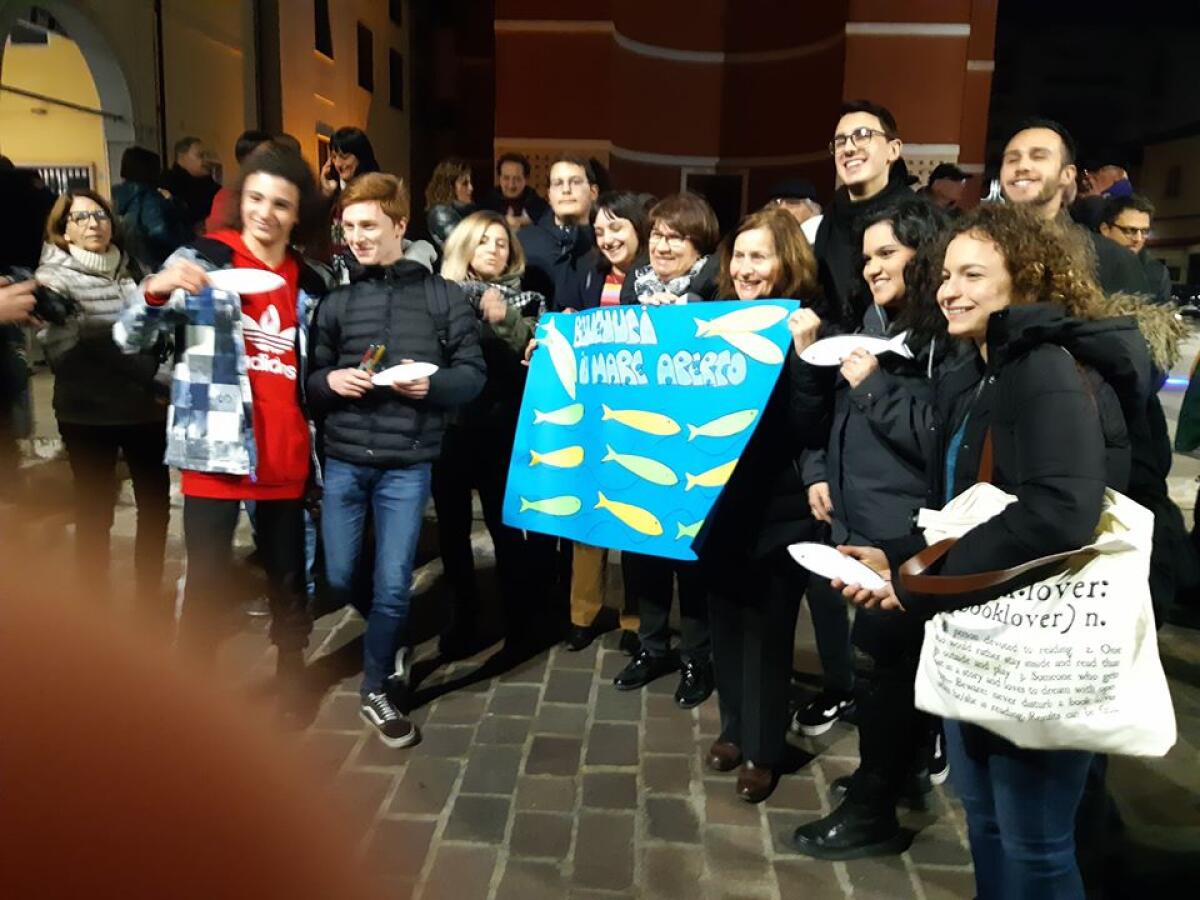 Le Sardine in piazza Roma ad Aprilia - 