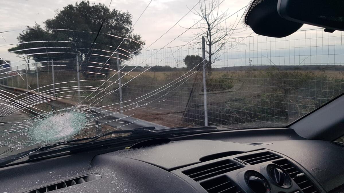 Sassi contro i parabrezza delle auto: ancora un episodio sulla Pontina, a Castel Romano FOTO - 