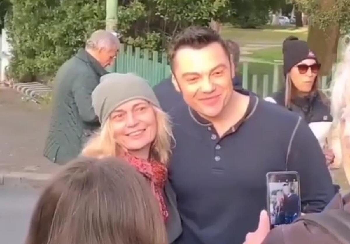 Tiziano Ferro a passeggio per Latina per girare il suo docufilm: bagno di folla, selfie ed autografi in strada. - 