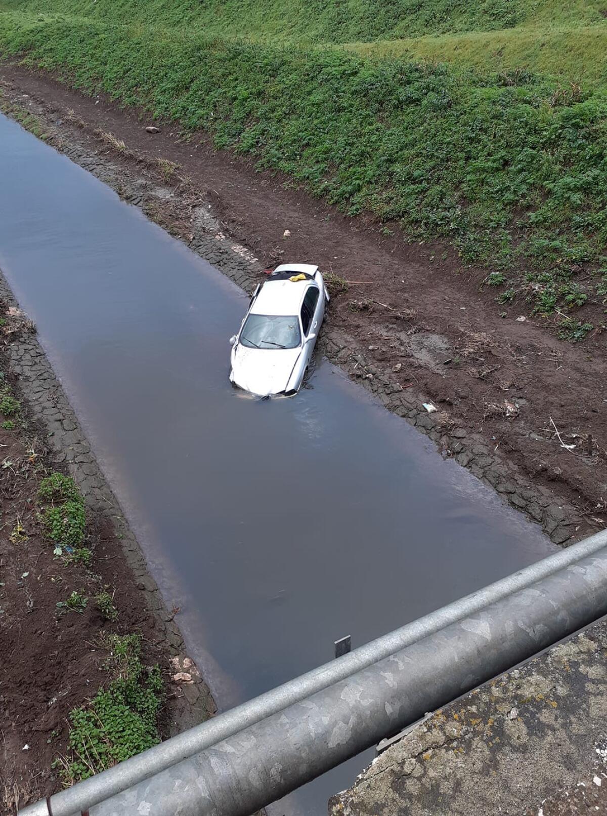 Fuori strada con l'auto finisce nel fosso a Campoverde - 