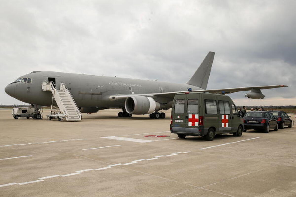Coronavirus, atterrato a Pratica di Mare l'aereo proveniente dalla Cina - 