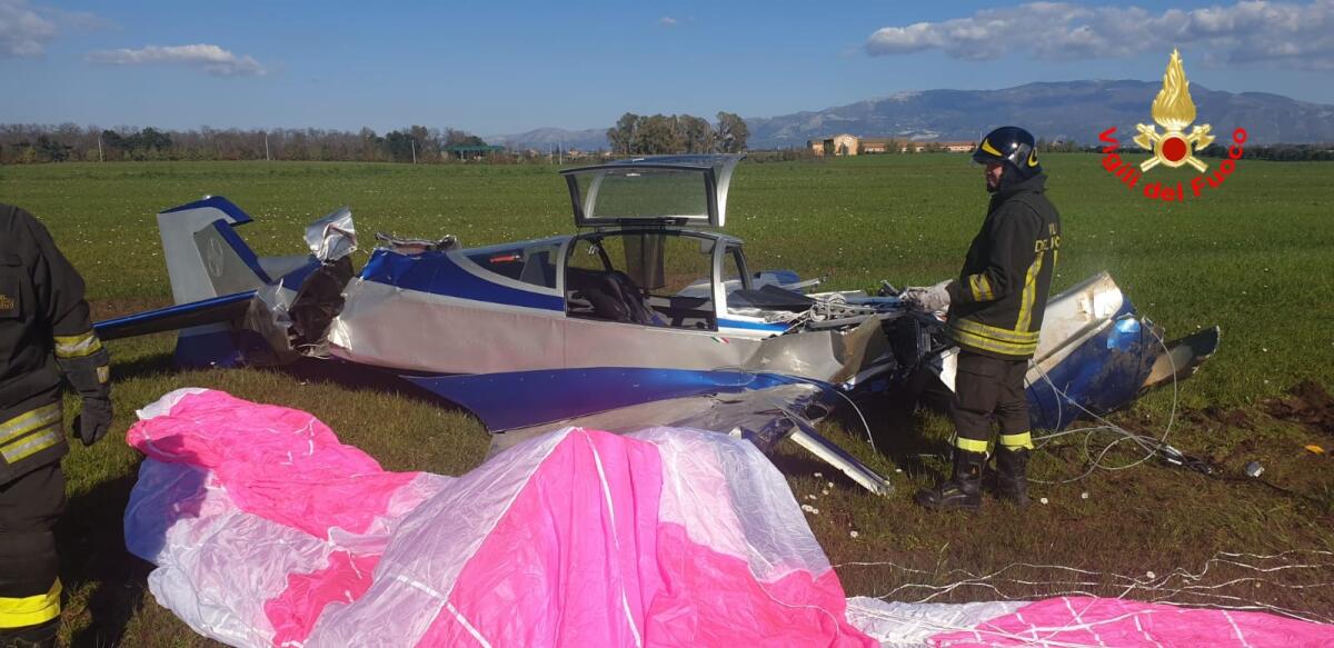 Ultraleggero precipita nelle campagne di Cisterna, al confine con Aprilia: i due occupanti, marito e moglie di Velletri, si salvano. Le FOTO - 
