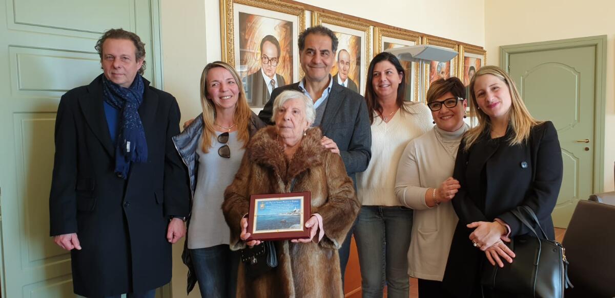 Premiata una delle docenti fondatrici del Liceo scientifico "Innocenzo XII" di Anzio - 