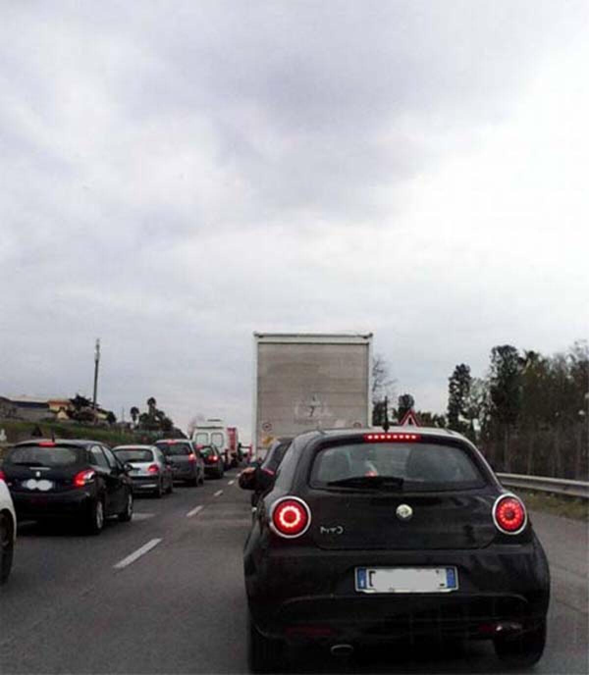 Code sulla Pontina, altezza Aprilia, per un incidente. - 