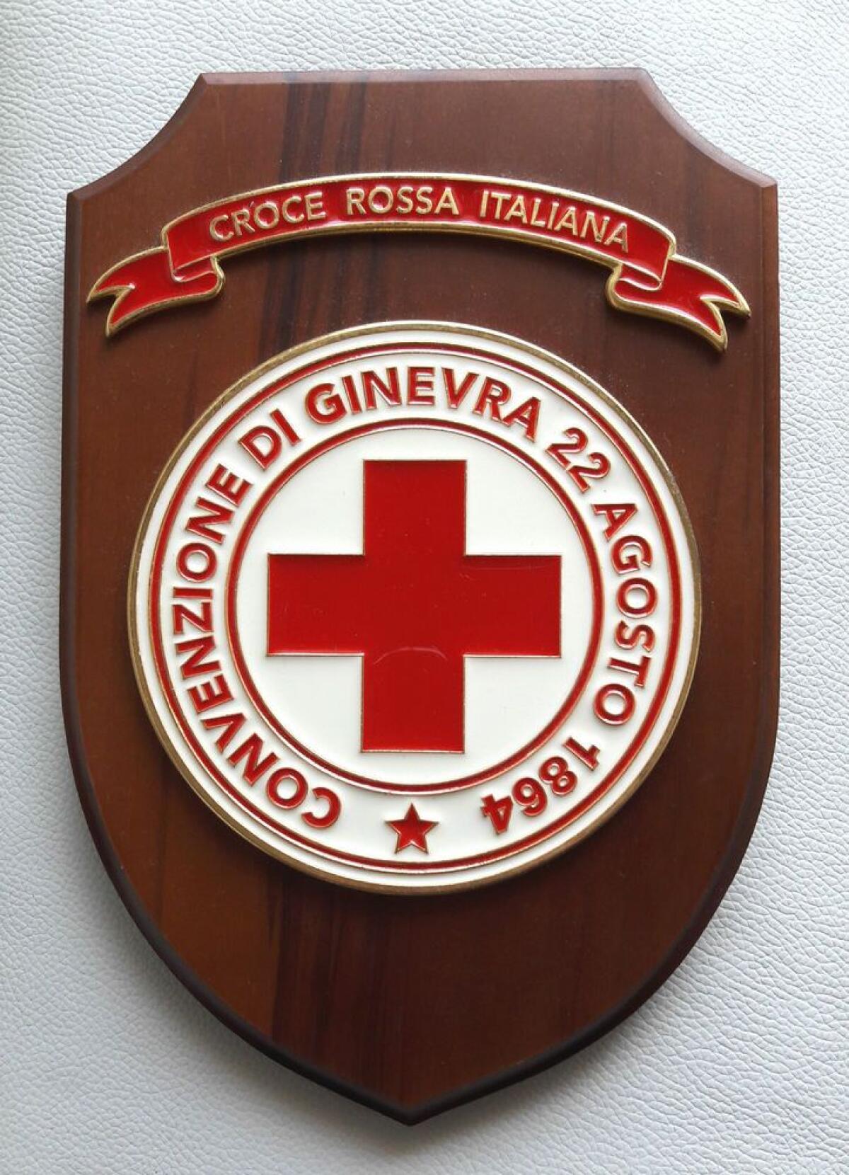 La Croce Rossa di Latina consegna il Crest ad un benefattore del Comitato. - 