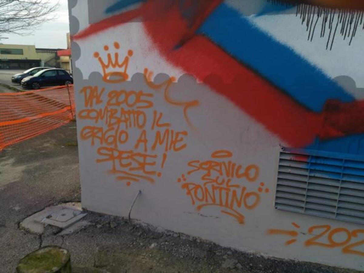 Aprilia - Imbrattata la cabina Enel di via Aldo Moro, "Era il simbolo della riqualificazione del quartiere" - 