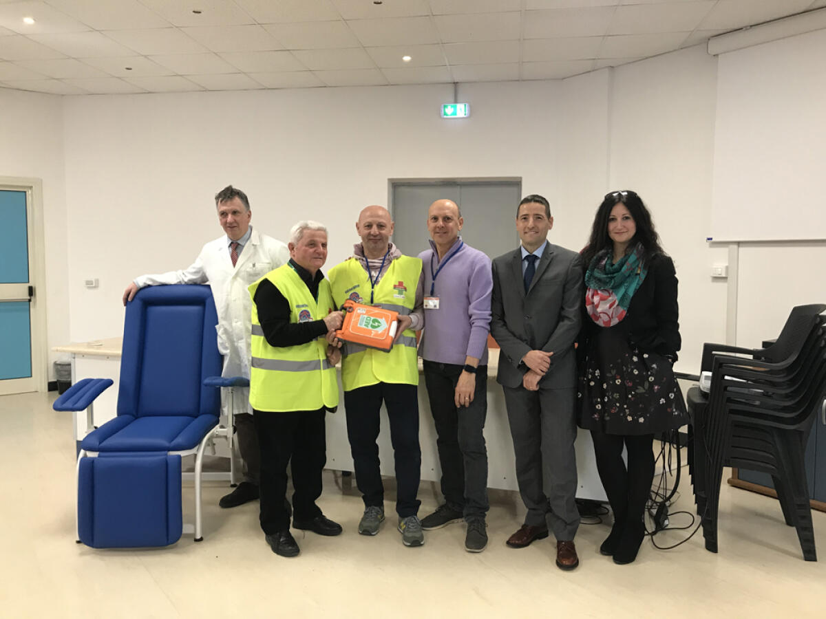Donati alla Casa della Salute di Aprilia un defibrillatore ed una poltrona per il centro analisi - 
