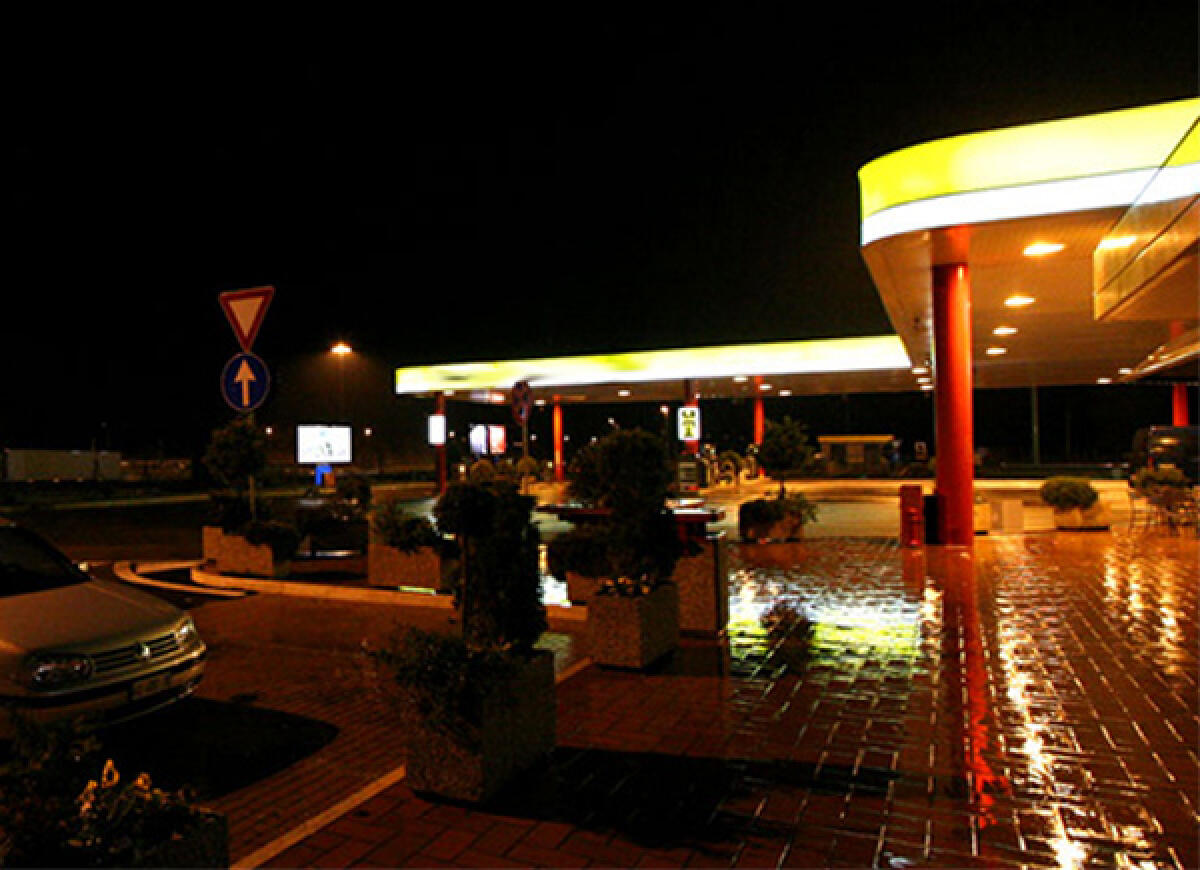 APRILIA - In cinque assaltano armati il bar del distributore Fiamme 2000, sulla Pontina, a Campoverde. - 