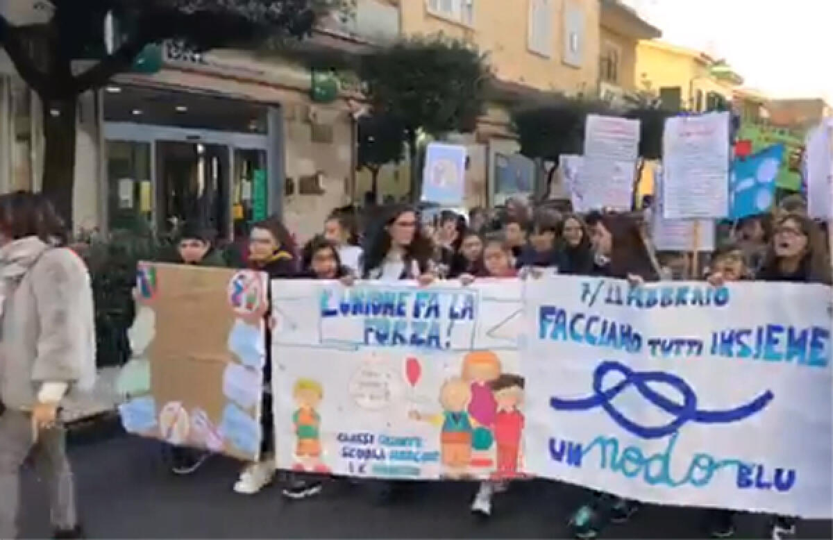 Safer Internet Day, l'Istituto Gramsci di Aprilia sfila in corteo per dire "no" al bullismo - 