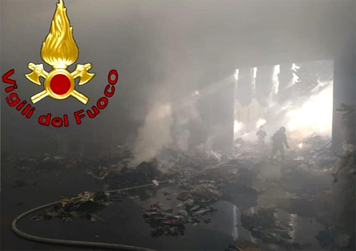 Tremenda esplosione e fiamme alla “Intercarta” di via Naro, a Pomezia: tutto sarebbe partito da un compattatore. - 