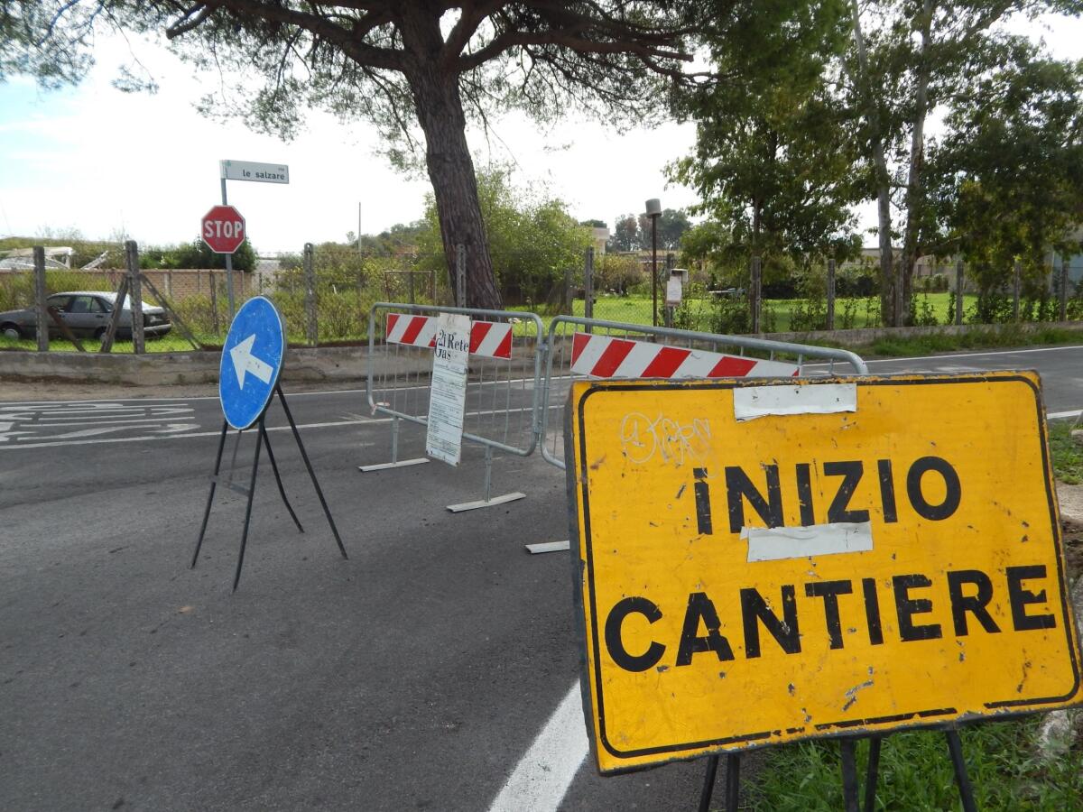 La strada provinciale Padiglione-Acciarella, a Nettuno, chiusa al traffico per lavori. - 
