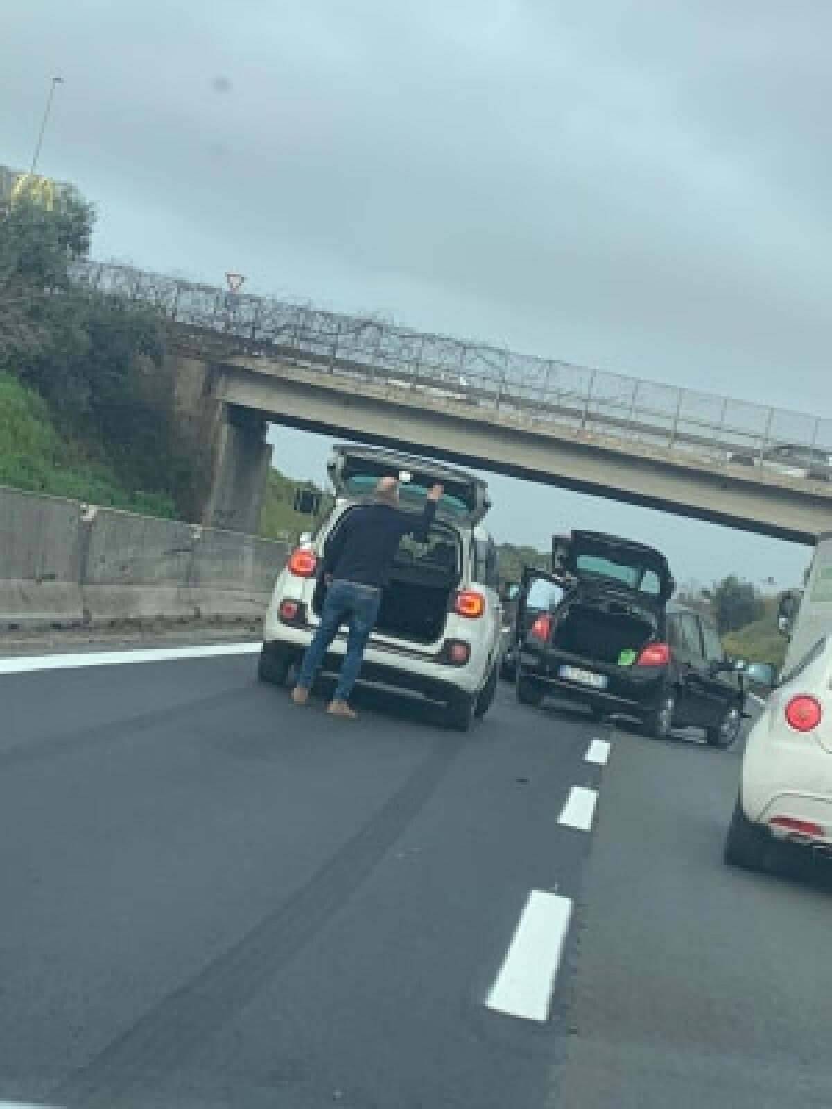 Tamponamento tra tre auto sulla via Pontina, altezza Aprilia2. Traffico rallentato per oltre un’ora in direzione Roma. - 