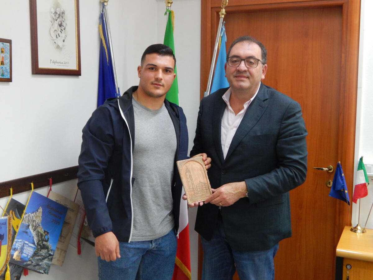 Rugby, il sindaco di Aprilia riceve il pilone della nazionale Danilo Fischetti - 