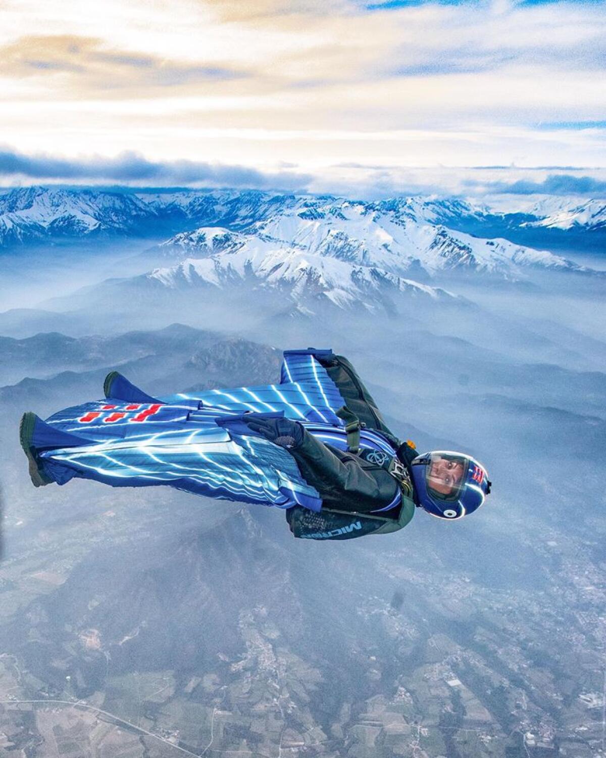 Roberta Mancino di Anzio in tuta alare vola su Sanremo - 