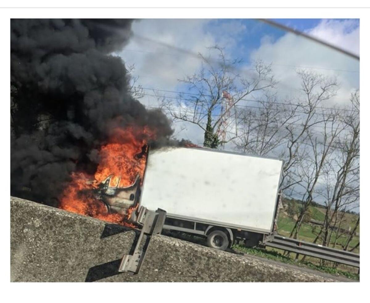 Camion in fiamme sulla Pontina a Pomezia, disagi al traffico - 