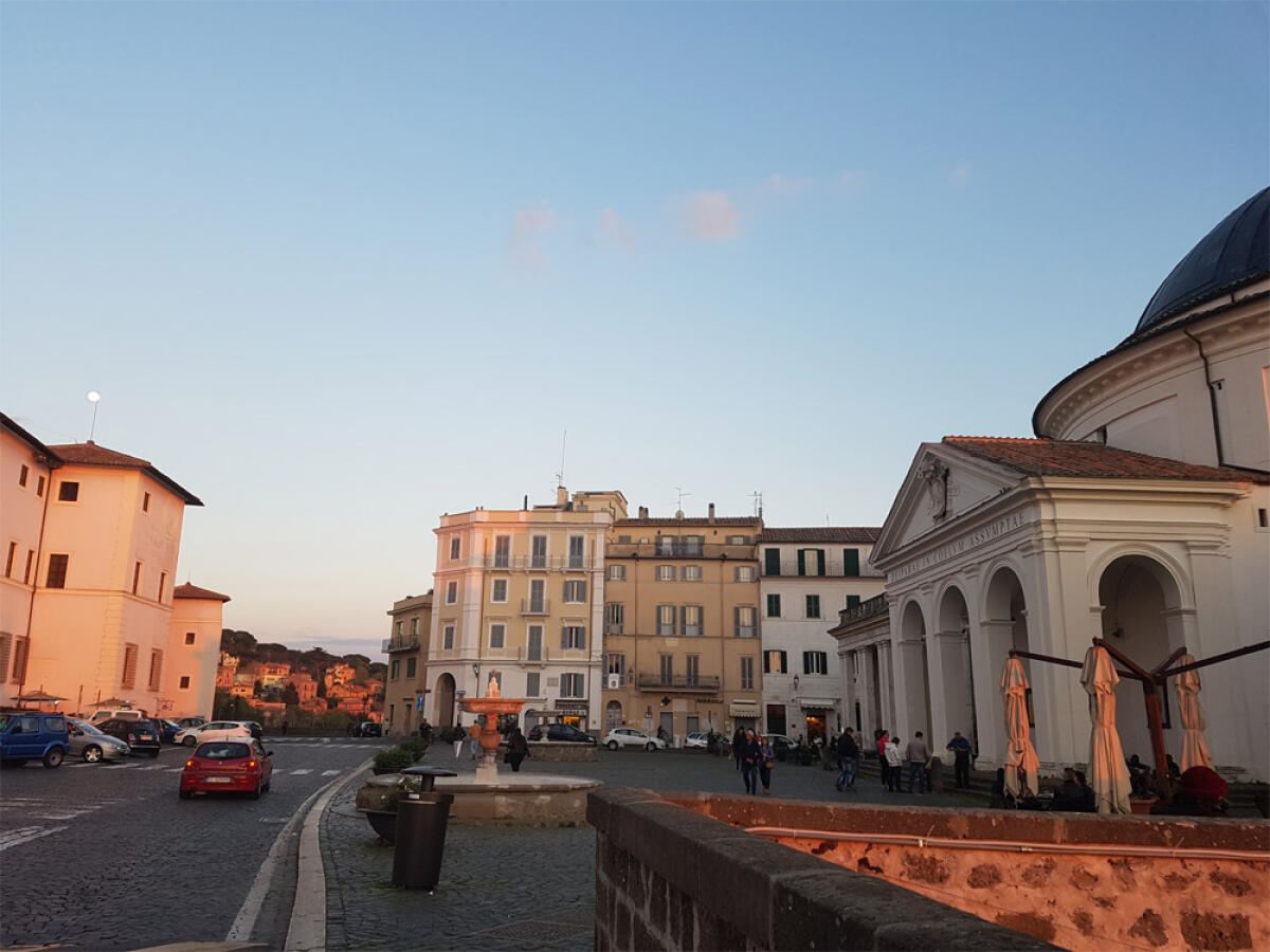Folla ai funerali del sindaco di Ariccia, la comunità saluta Roberto Di Felice - 