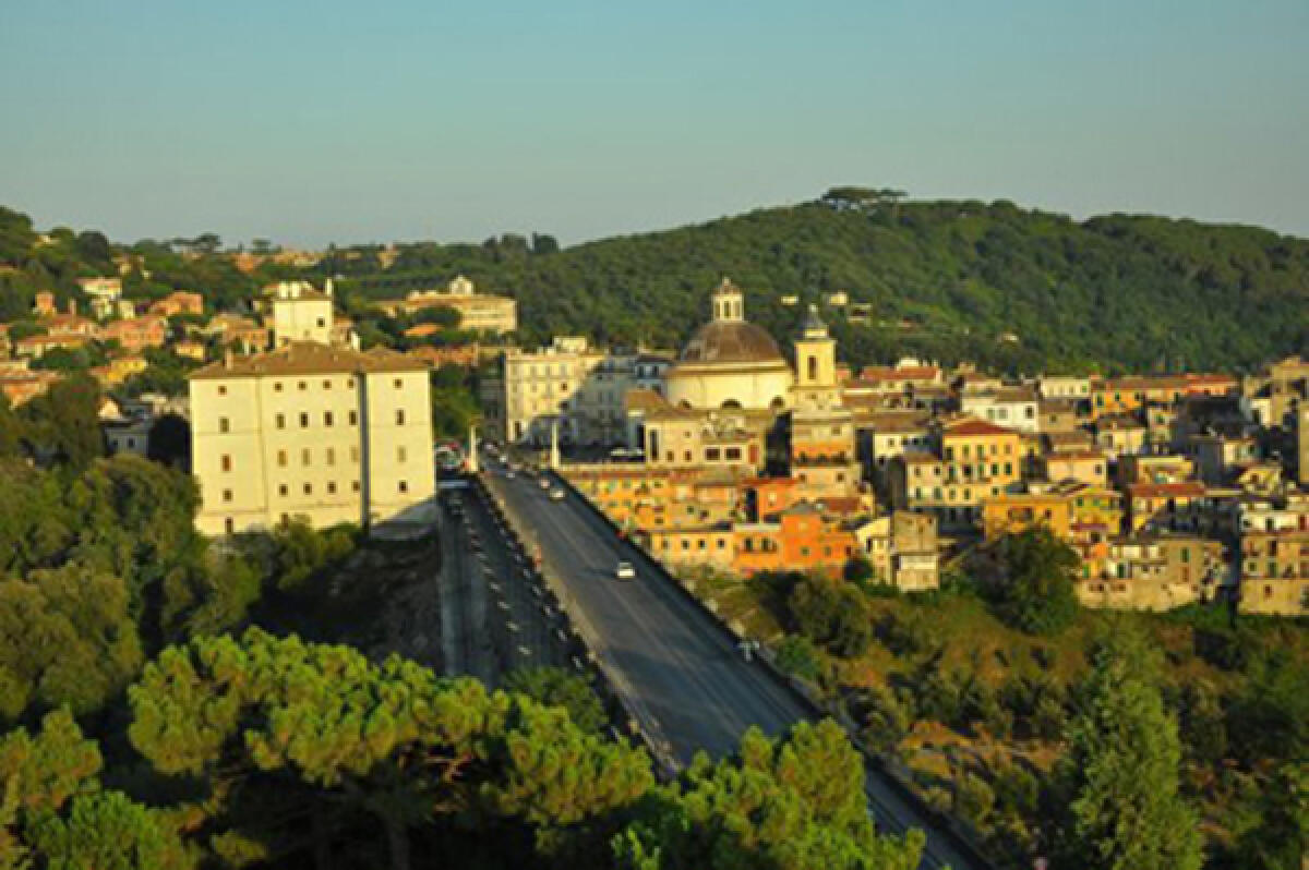 Scritte sui muri di Palazzo Chigi ad Ariccia, identificato l'autore - 