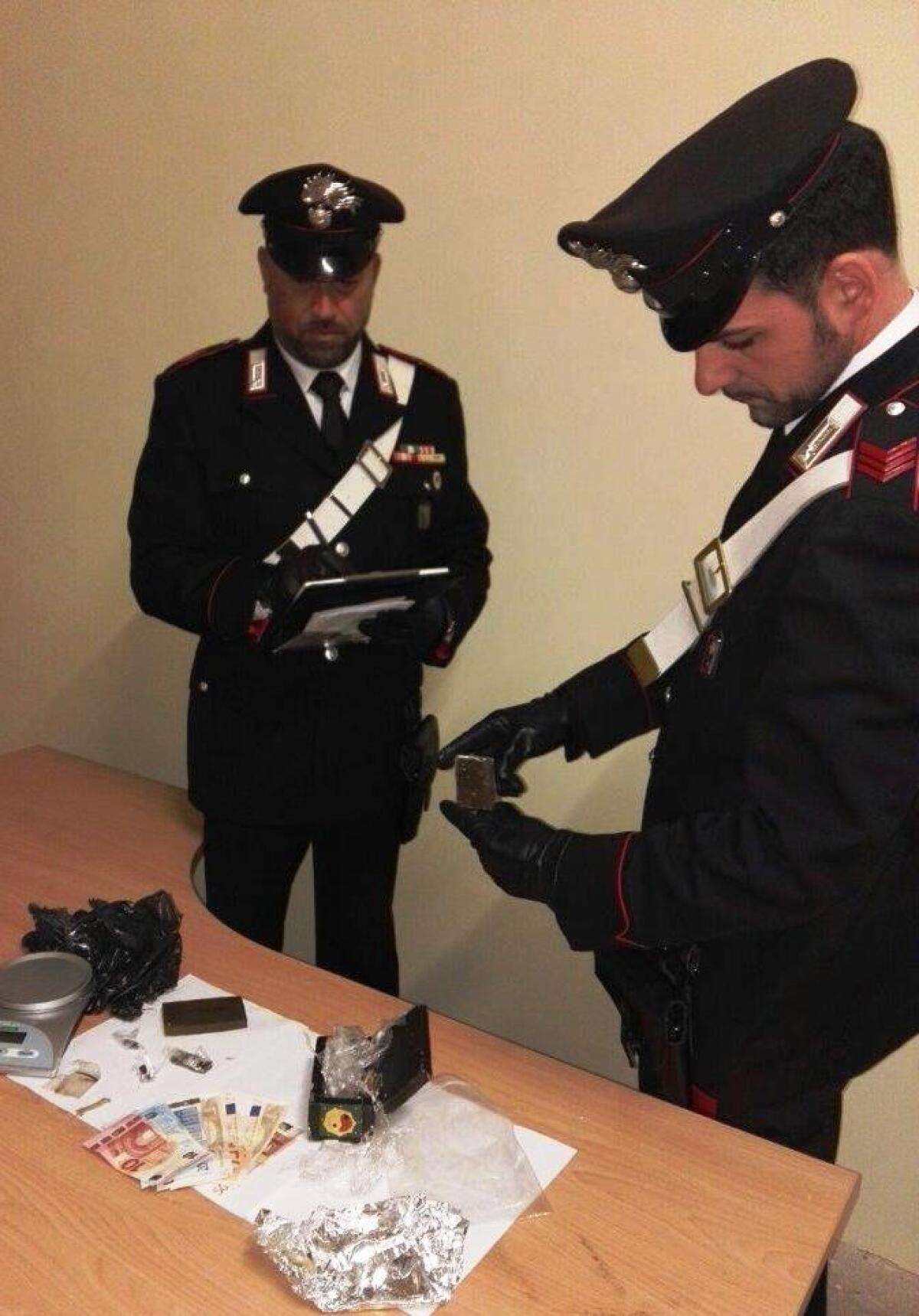 Vendeva droga nei pressi di una scuola, 17enne in arresto a Torvaianica - 