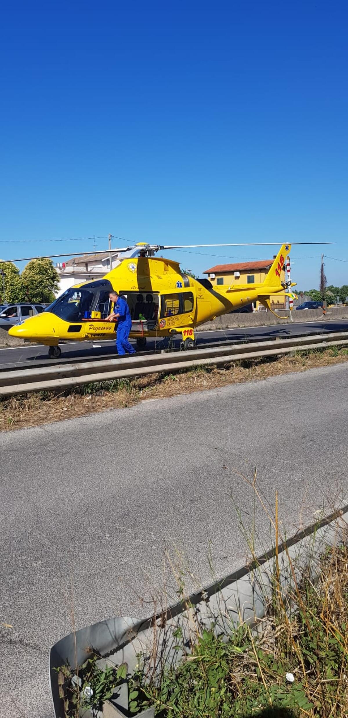 Accoltellato all’altezza della giugulare, viene soccorso dalla Stradale di Aprilia sulla Pontina. - 