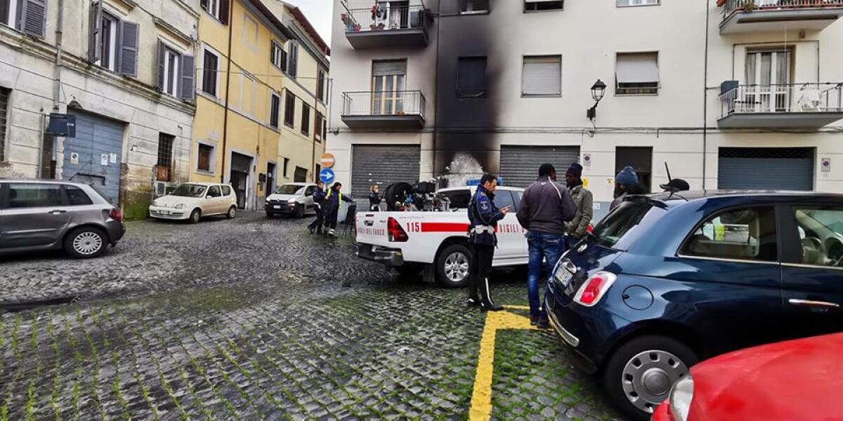 Auto in fiamme questa mattina in Piazza Cesare Battisti, a Velletri. - 