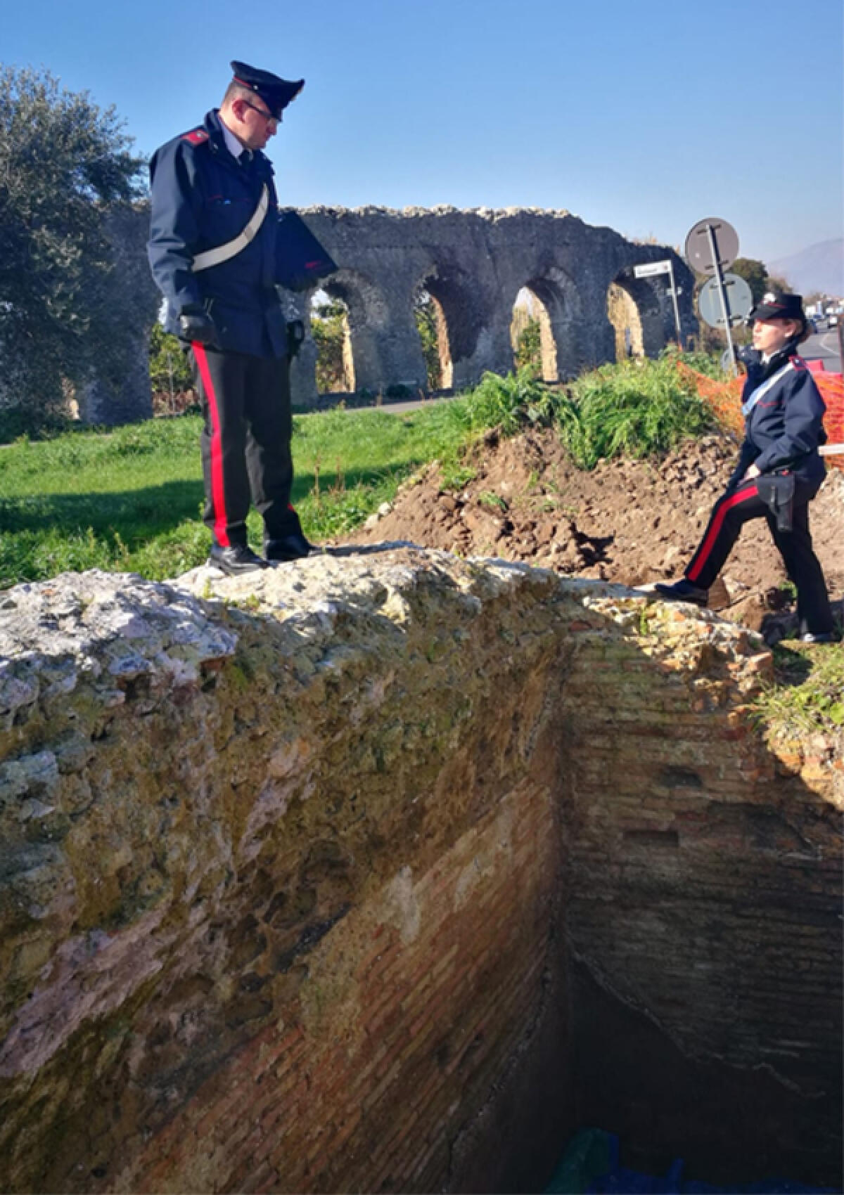 Ritrovate a Minturno due tombe di epoca romana con resti di scheletri. - 
