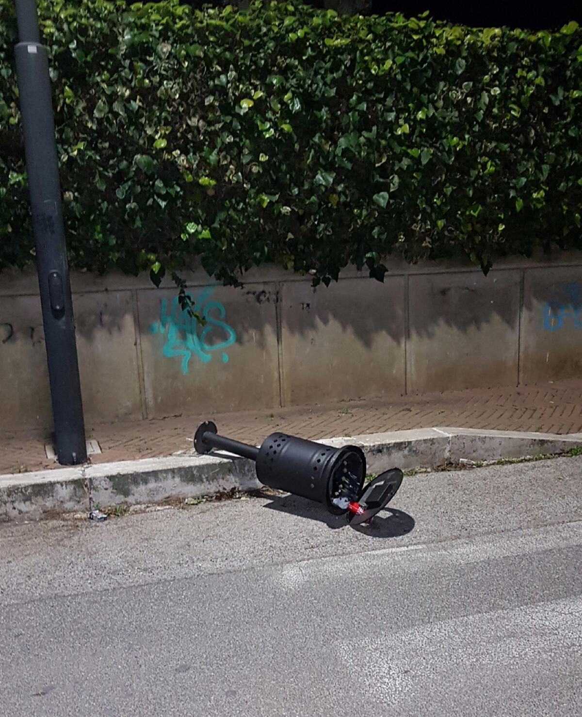 Incivili in centro ad Aprilia devastano i cestini dell'immondizia - 