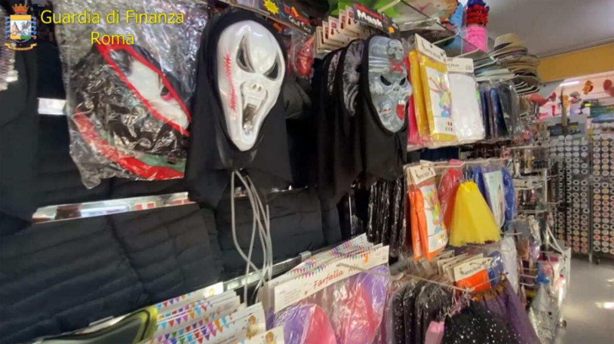 La Finanza sequestra in provincia di Roma oltre 5 milioni di maschere, trucchi e decorazioni di Carnevale non sicuri. Le FOTO - 