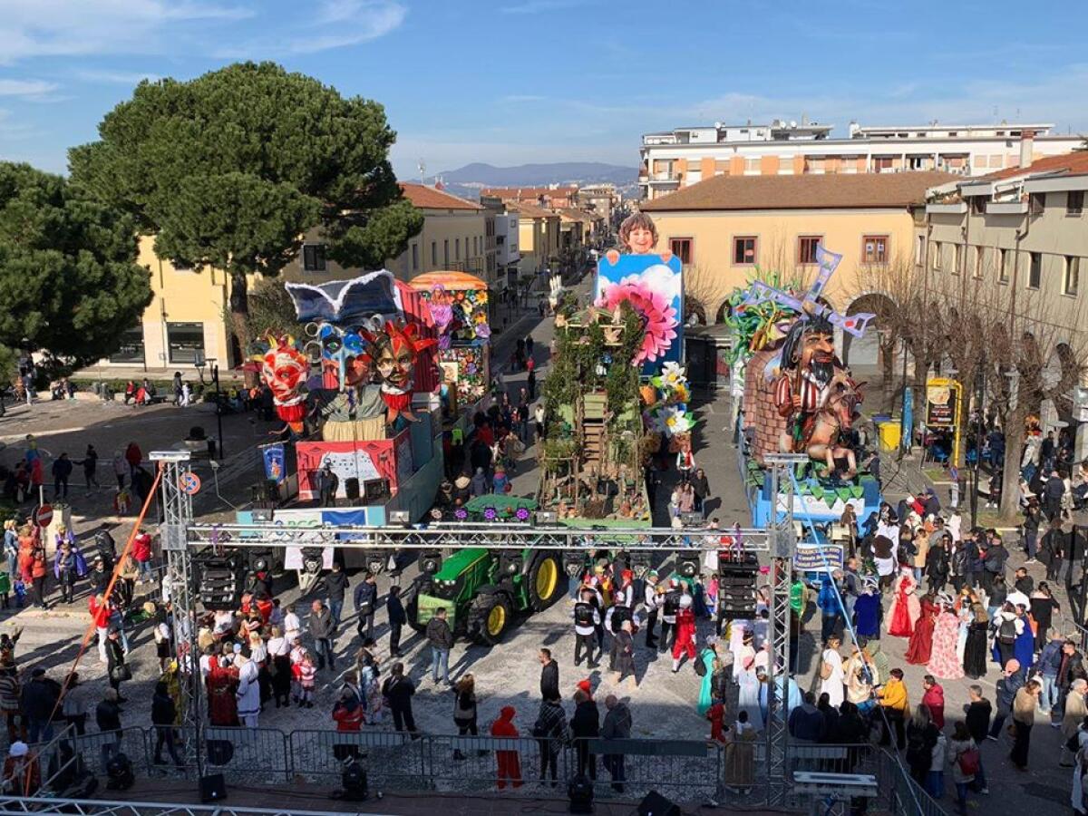 Carnevale Apriliano, ultima sfilata questo martedì. Le foto e i CARRI - 