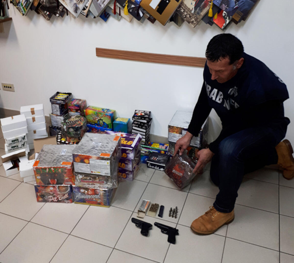 Rinvenute armi e materiale esplosivo in via Parigi, ad Aprilia, in casa di un 67enne originario di Reggio Calabria. - 