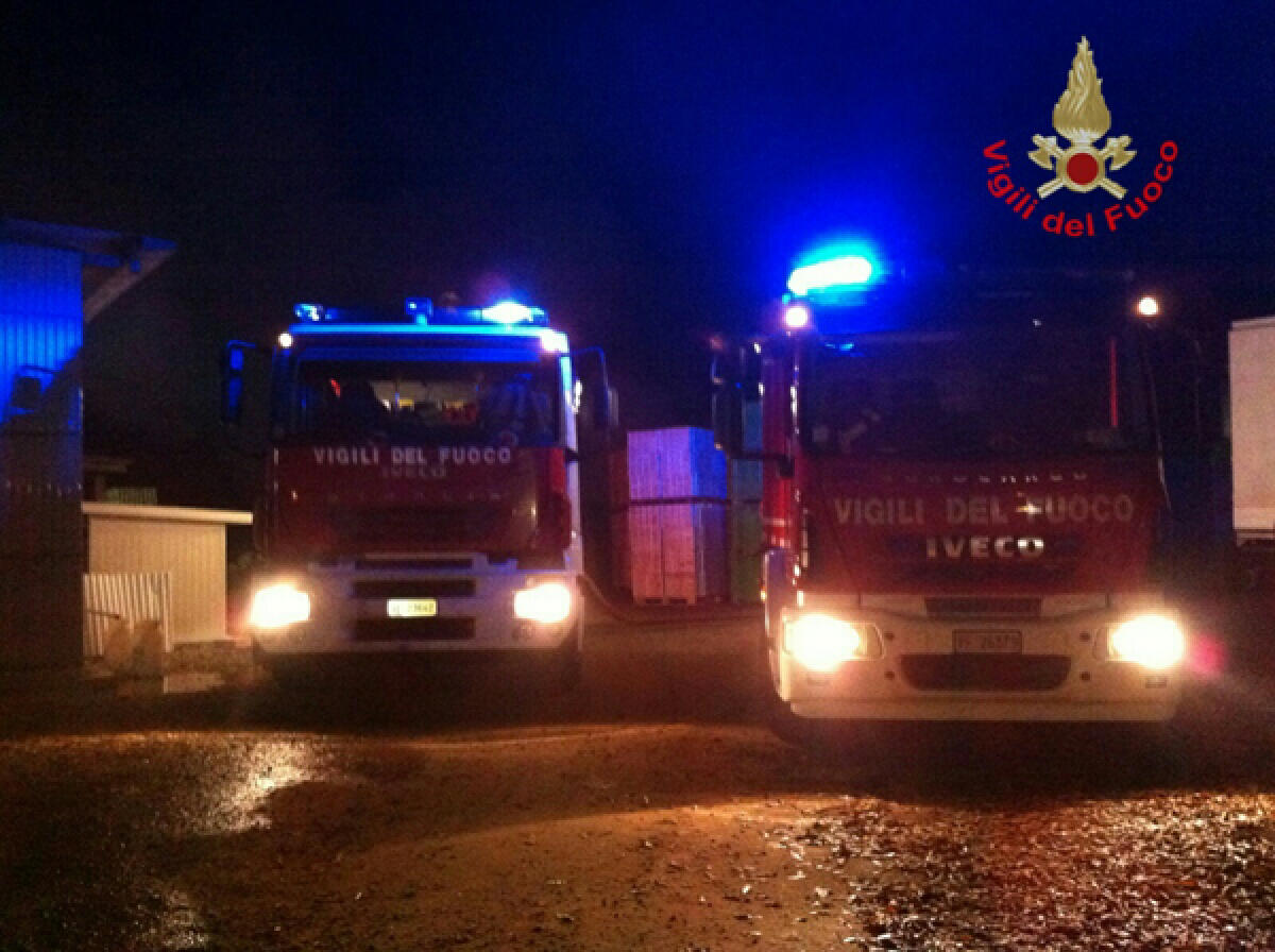 Fiamme in piena notte nel piazzale esterno dell’ex caseificio Cisternino, a Cisterna. - 