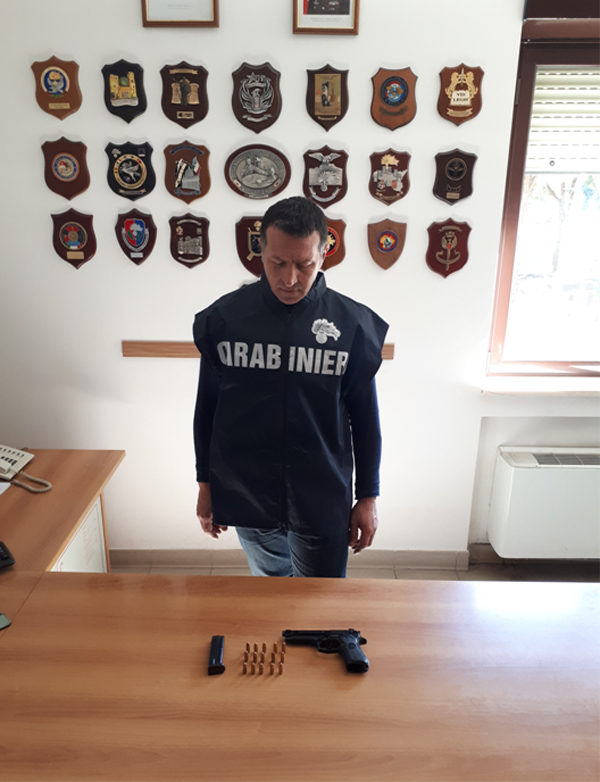 la pistola sequestrata dai Carabinieri di Aprilia