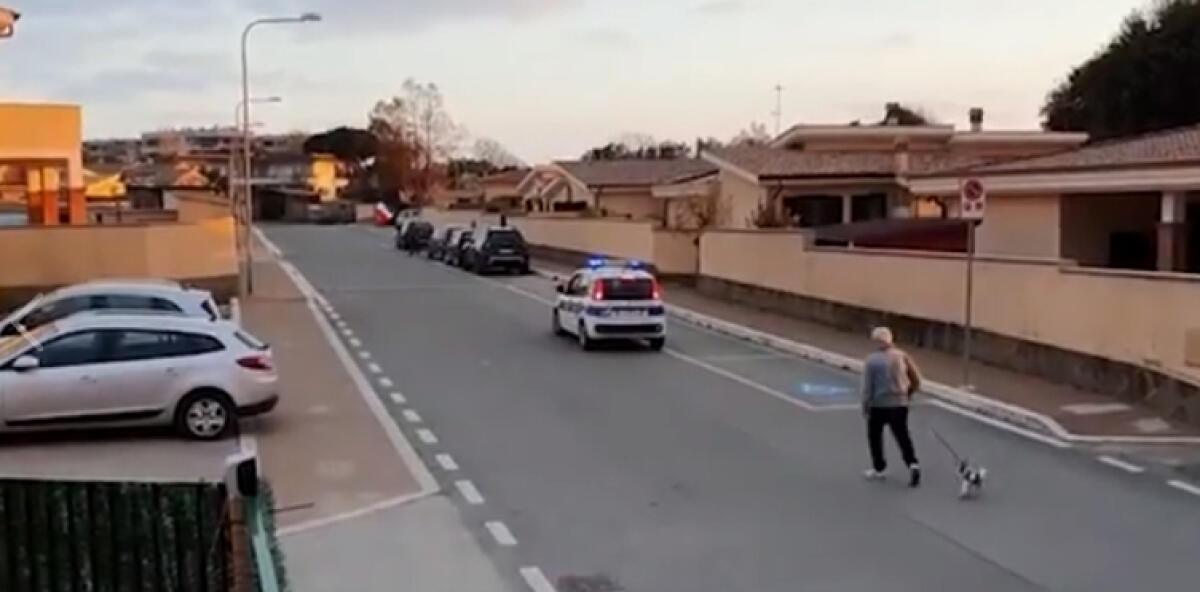 Anzio, al passaggio dell'auto della Polizia Locale i residenti intonano l'Inno Nazionale VIDEO - 