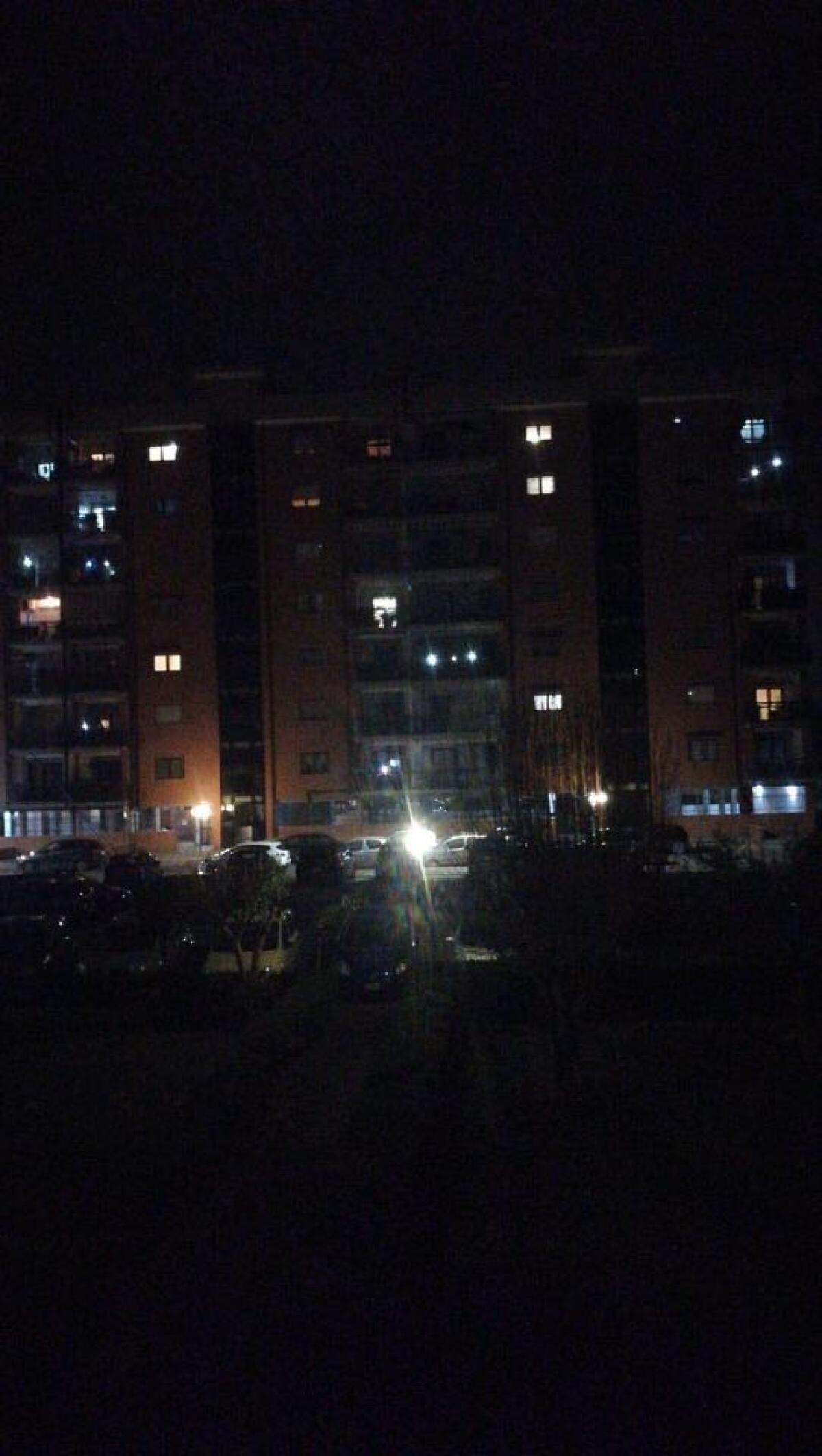 Ad Aprilia musica, canti e balli dai balconi: "Uniti si vince", e stasera si canta "Nel blu, dipinto di blu" VIDEO - 