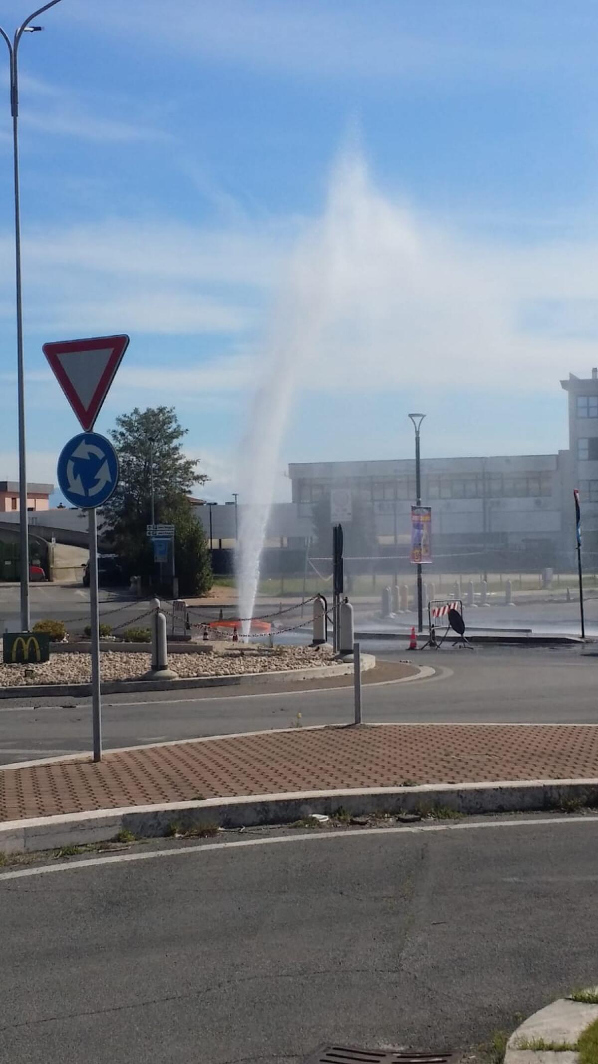 Aprilia - Enorme perdita d'acqua in via Mascagni, Foto e Video - 