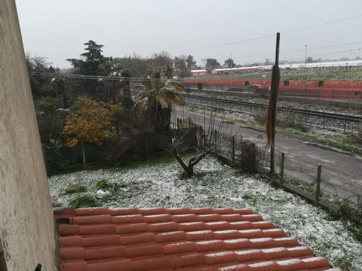 L’allerta meteo lanciata dalla Protezione Civile del Lazio nelle scorse ore lo prevedeva: fiocchi di neve ai Castelli Romani. - 
