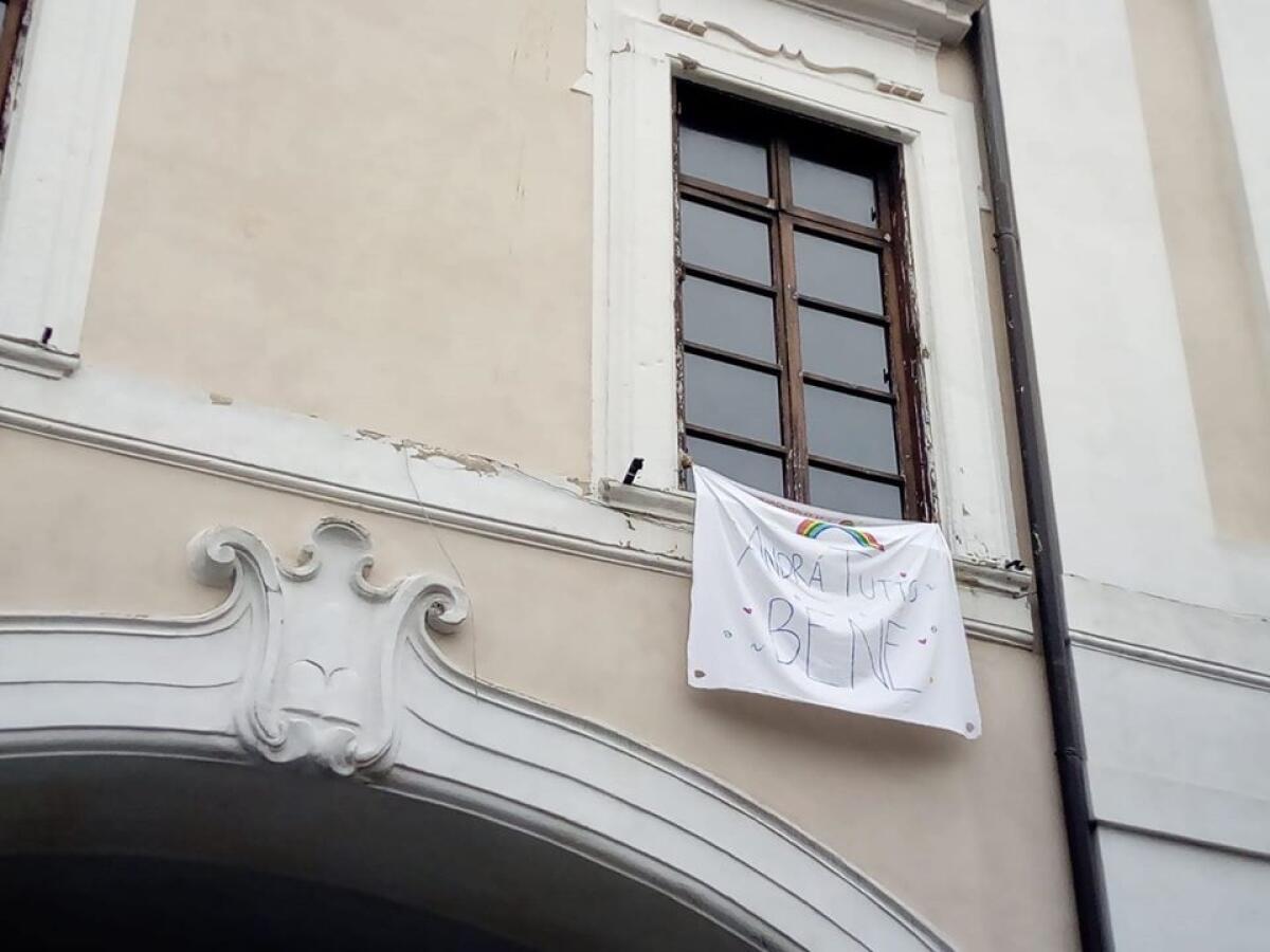 A Palazzo Savelli, sede del Comune di Albano, compare lo striscione “Andrà tutto bene”. - 