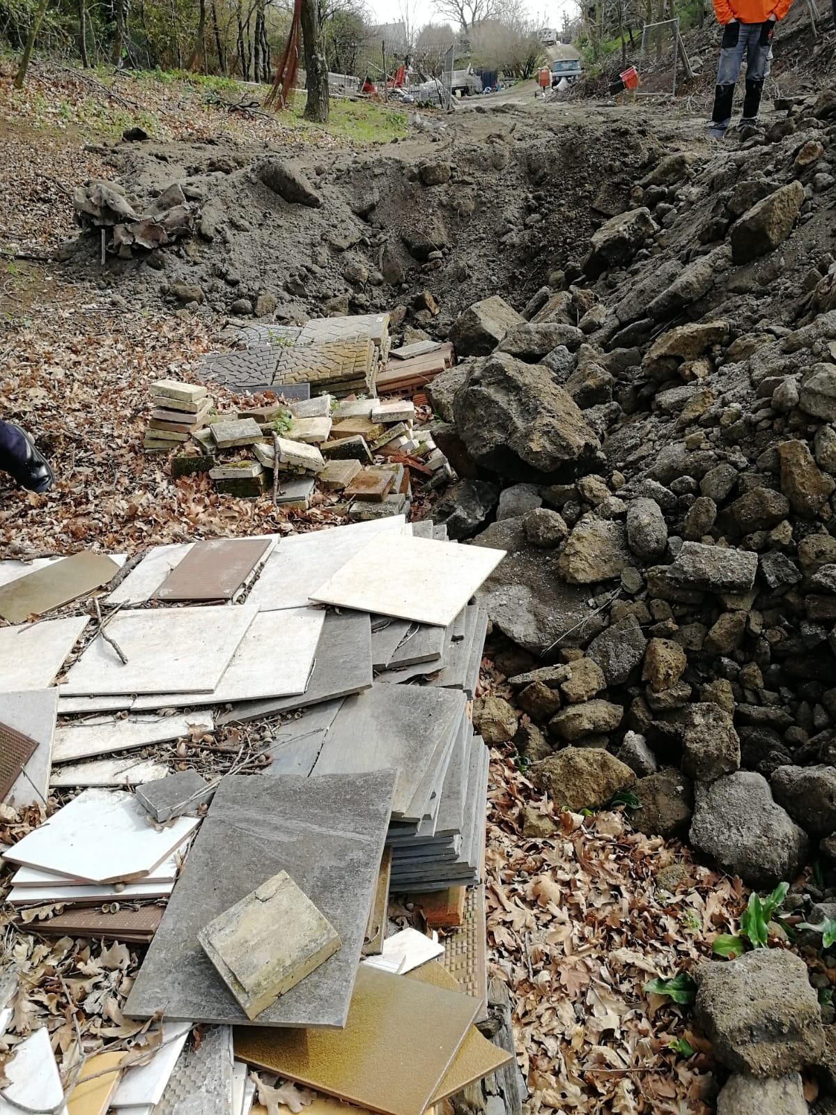 Albano, la Polizia Locale scopre una discarica abusiva di materiale terroso a Pavona - 
