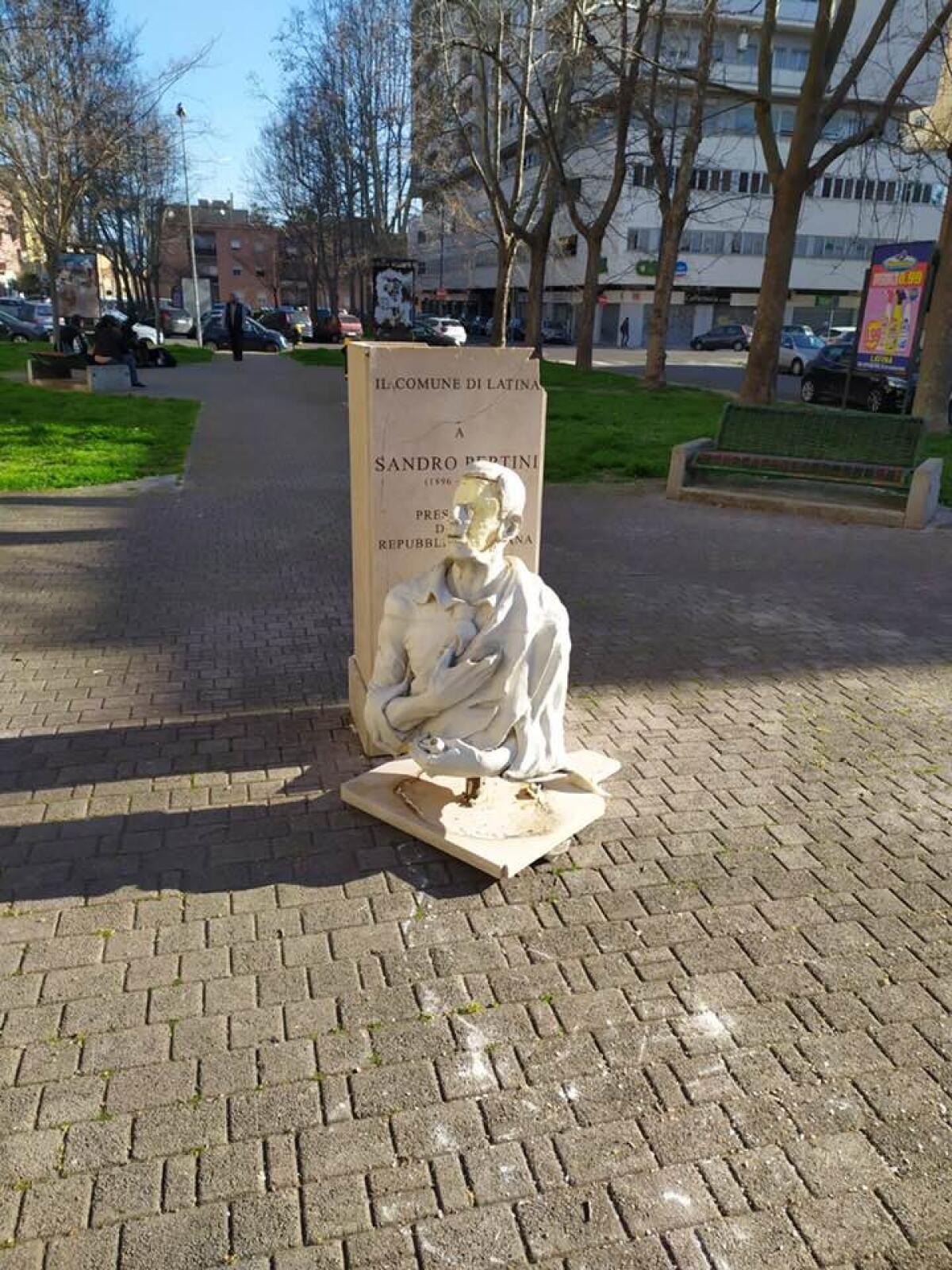 Latina, danneggiata la statua di Sandro Pertini. "E' stato un incidente" - 