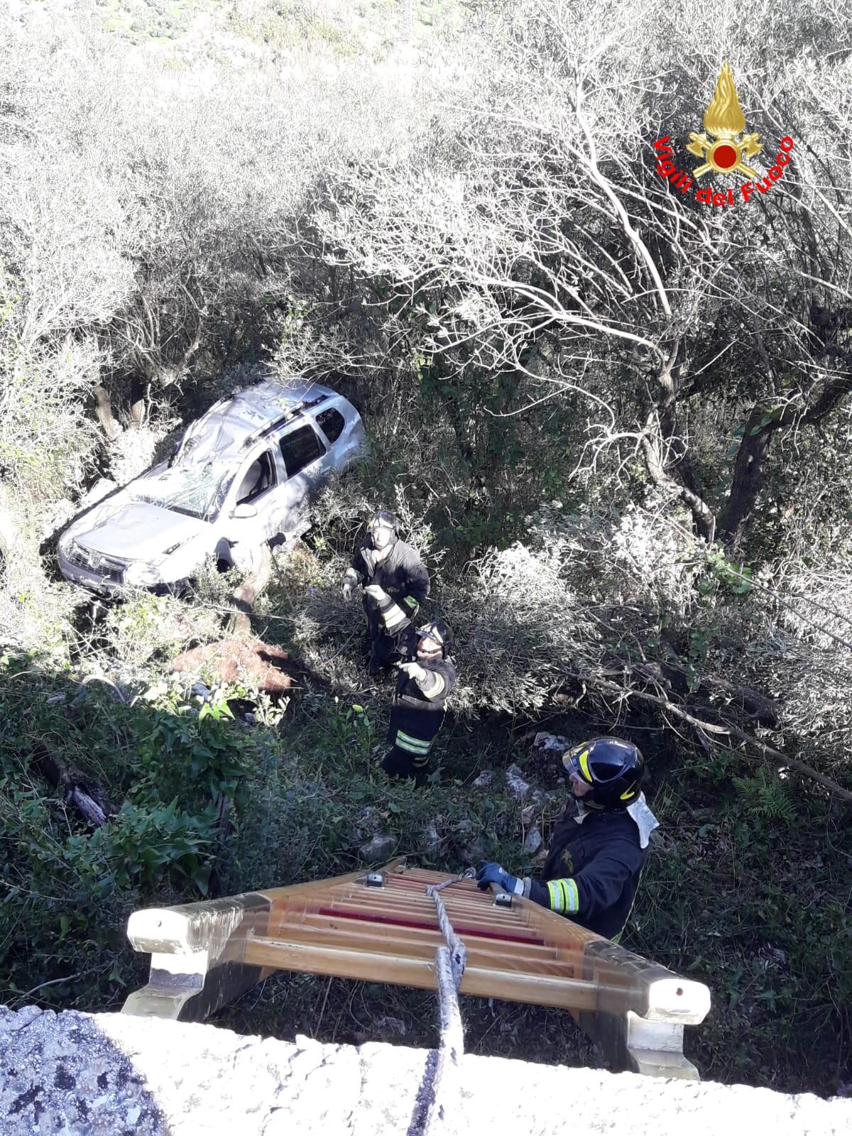 Finisce con l'auto in un dirupo, è grave FOTO e VIDEO - 