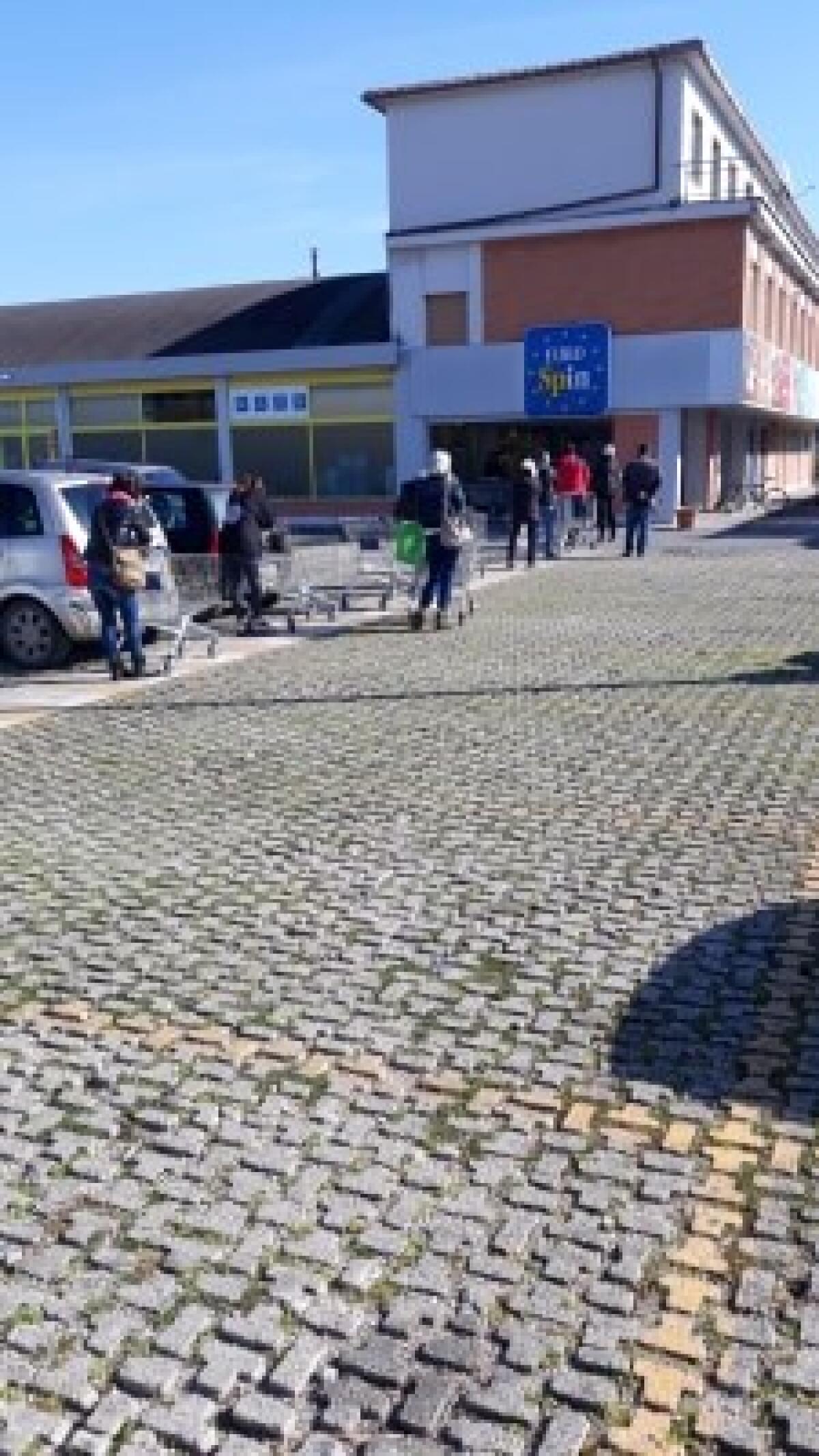 Coronavirus, assalto ai supermercati: si fa incetta di disinfettanti, latte, zucchero e farina. Il VIDEO - 