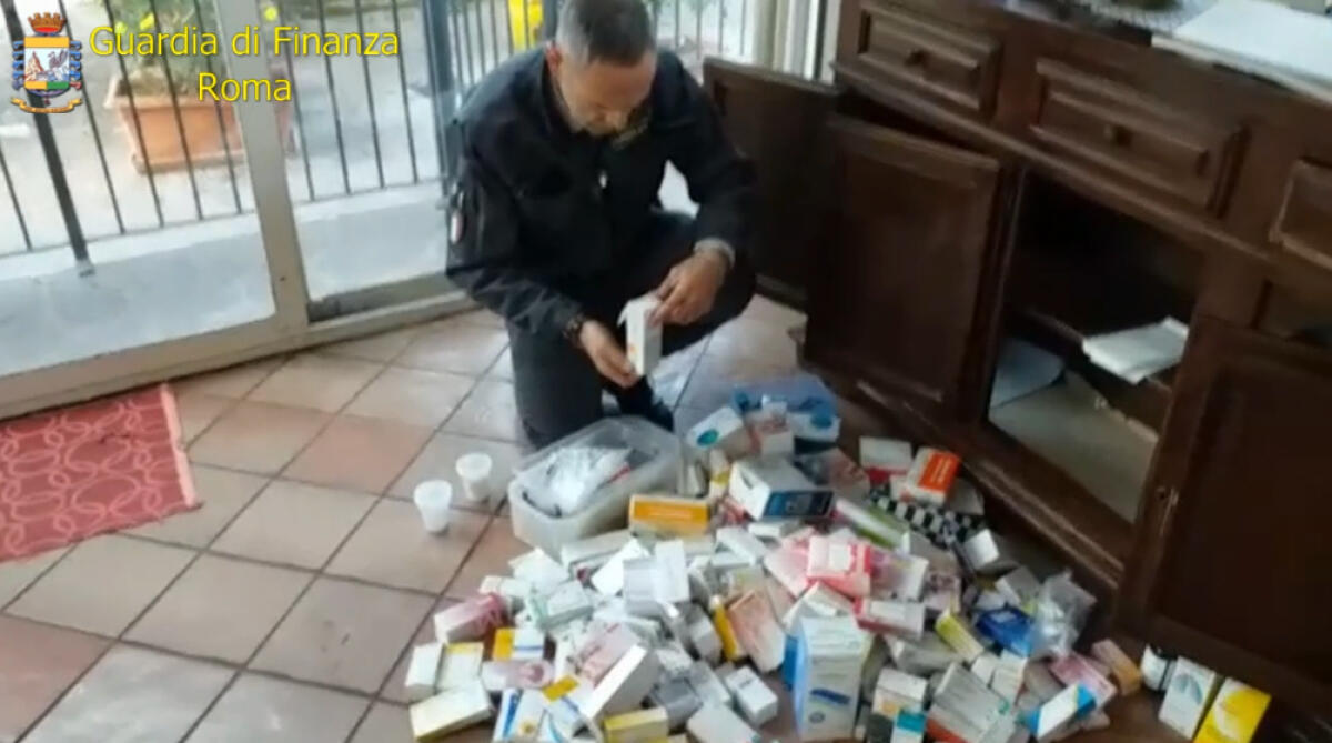 Scoperte ai Castelli Romani due case di riposo abusive: la Finanza sequestra farmaci e alimenti scaduti e denuncia 3  persone. Il VIDEO - 