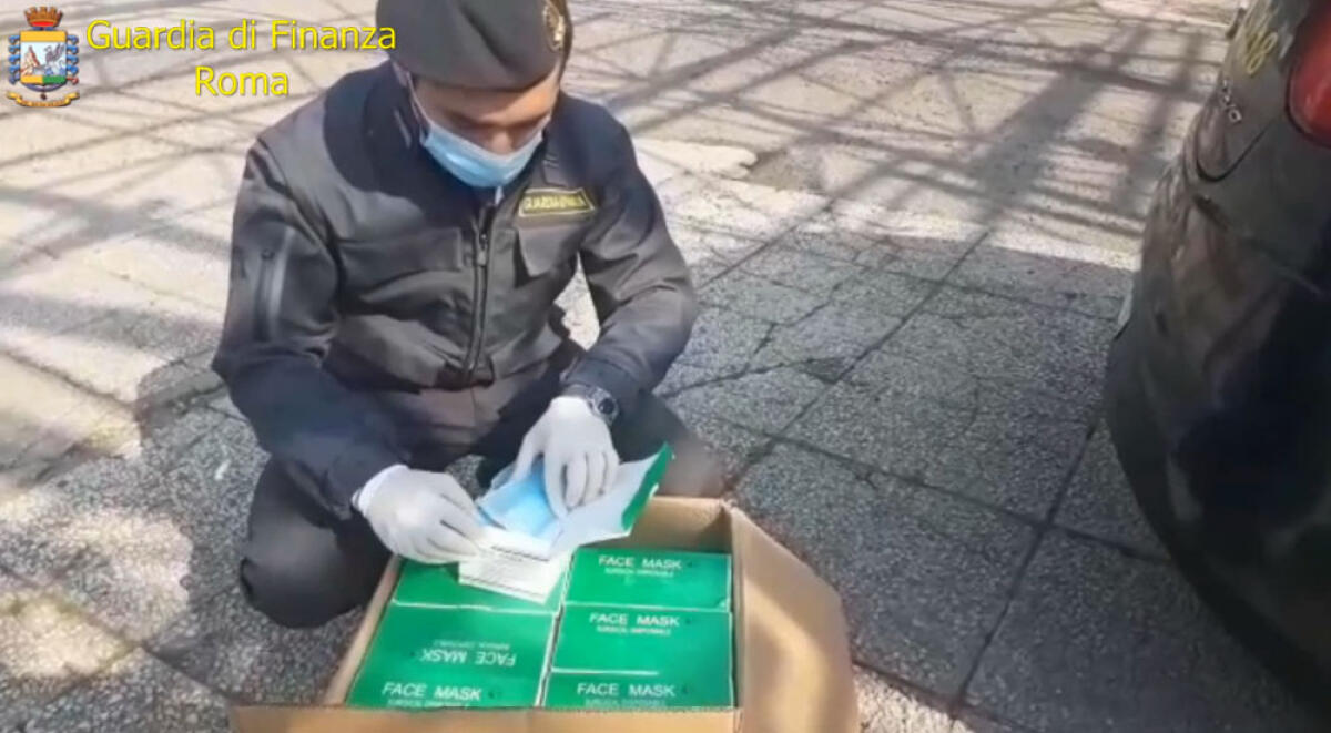 In una ferramenta ad Ardea la Finanza di Roma sequestra flaconi di igienizzante spacciati per “biocidi”. - 
