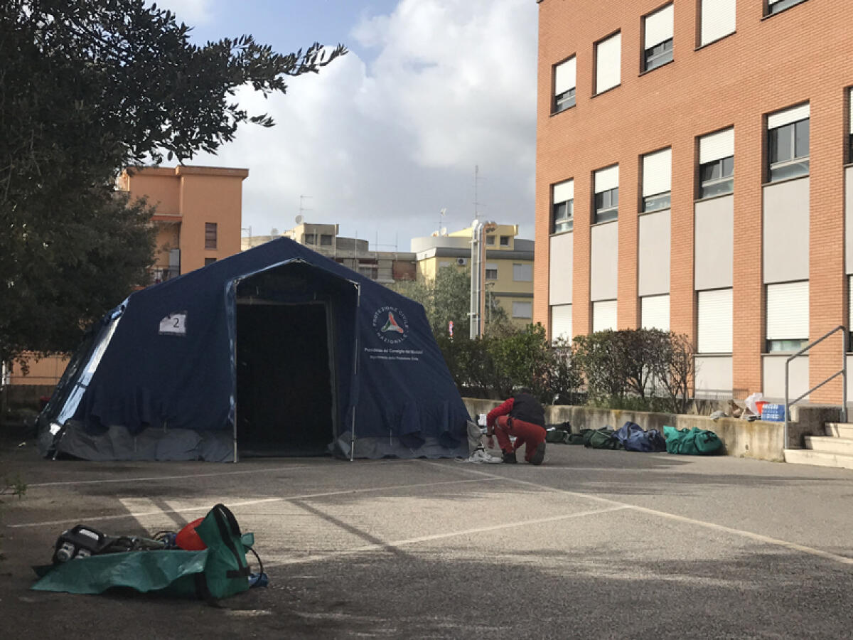 Aprilia, tende per il pre-triage nel parcheggio della clinica - 