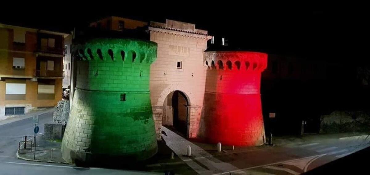 Coronavirus, un nuovo caso positivo a Velletri. Uno dei monumenti simbolo della Città colorato con il Tricolore. VIDEO - 