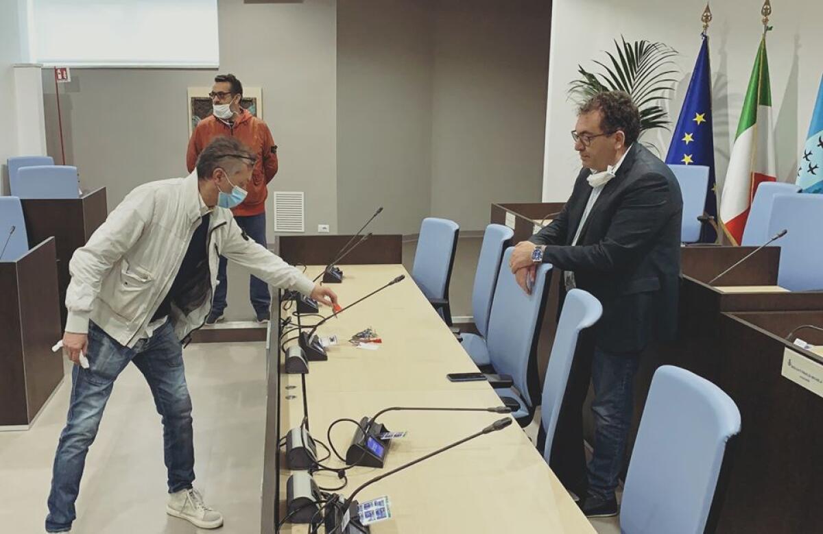 Risorgiamo Italia, la manifestazione anche ad Aprilia: i commercianti consegnano le chiavi dei loro locali al sindaco - 