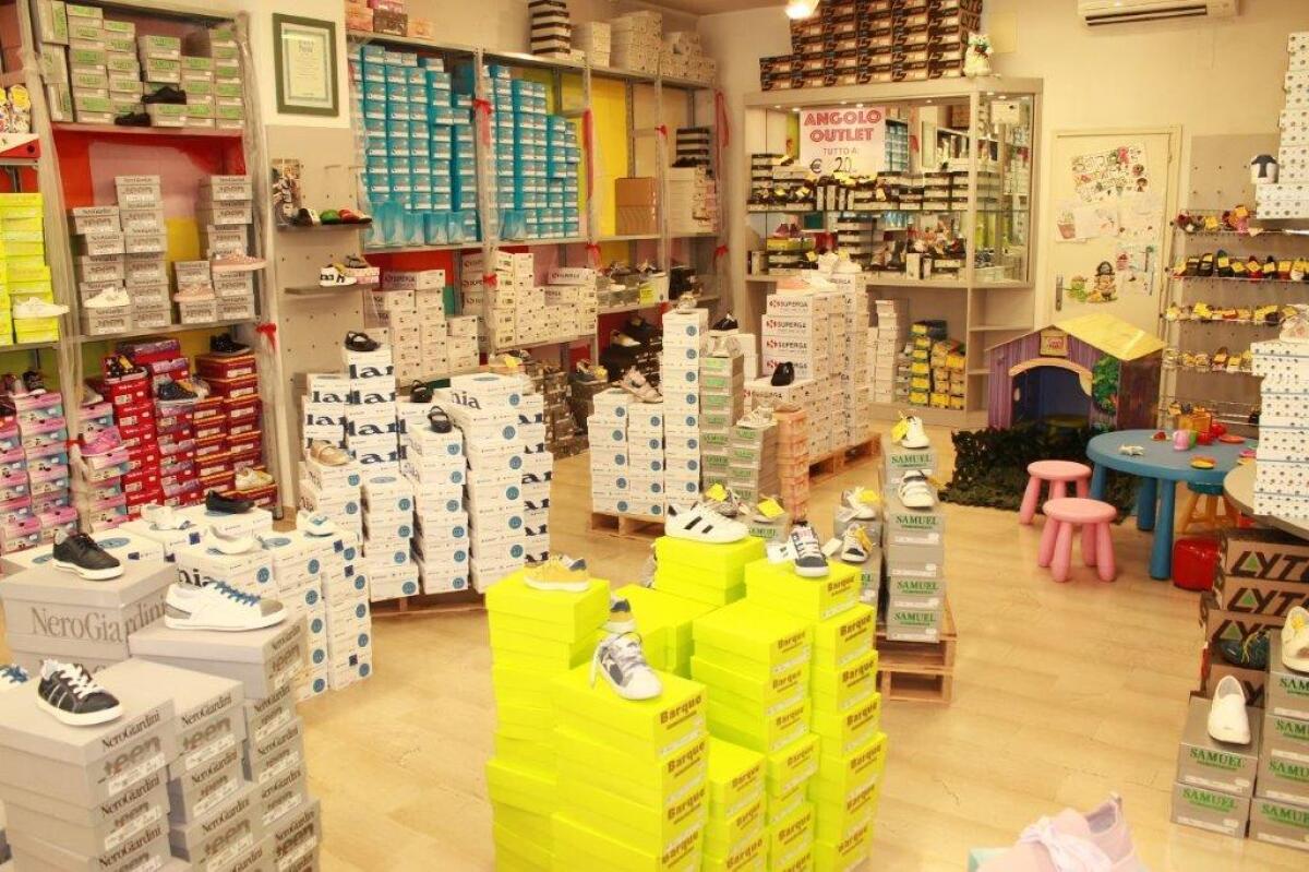 Un’ordinanza della Regione consente la vendita di calzature per bambini. Permessi gli spostamenti per attività di manutenzione di natanti da diporto. - 