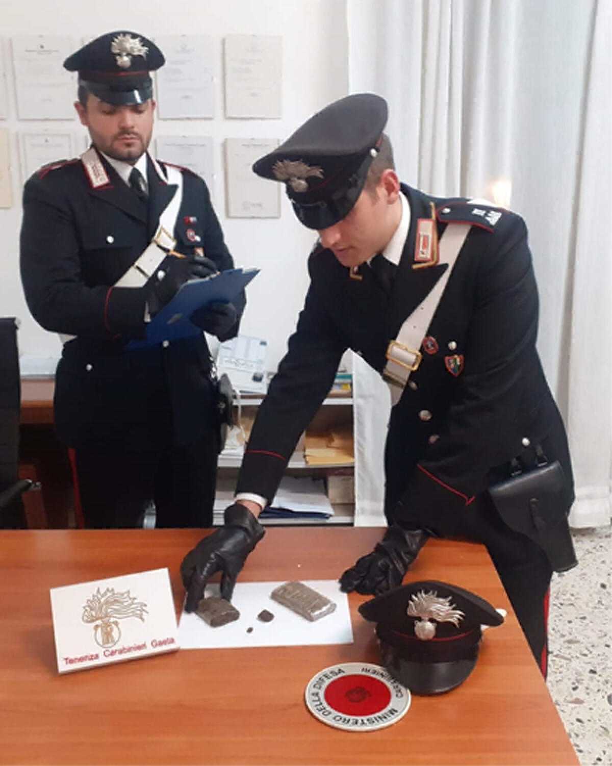 Sorpresi con un panetto di hashish, 2 giovani in arresto a Gaeta - 